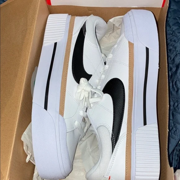 Nike White Black Women's Athletic Shoes - Picture 2 of 8